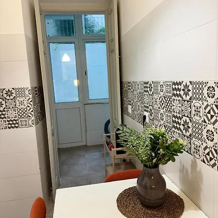 アパート Warm & Welcoming T3 With Garden リスボン